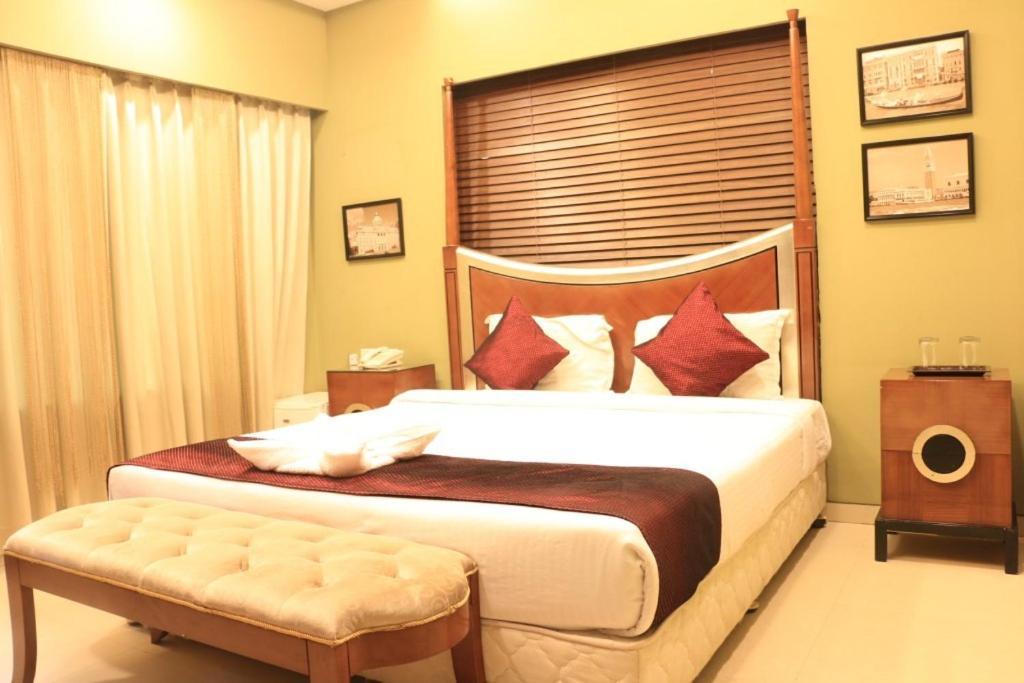 Jalsa Hotel & Banquets,Indore Exteriör bild