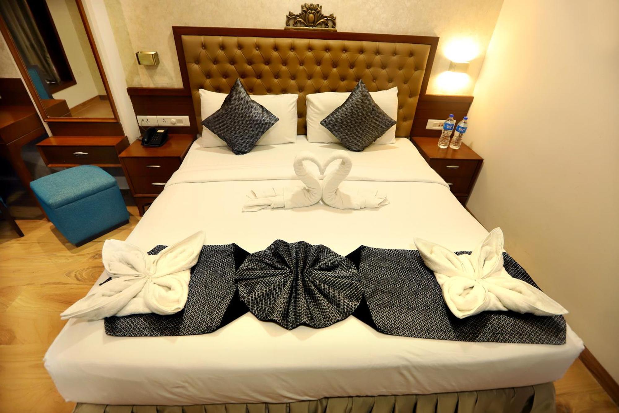 Jalsa Hotel & Banquets,Indore Exteriör bild